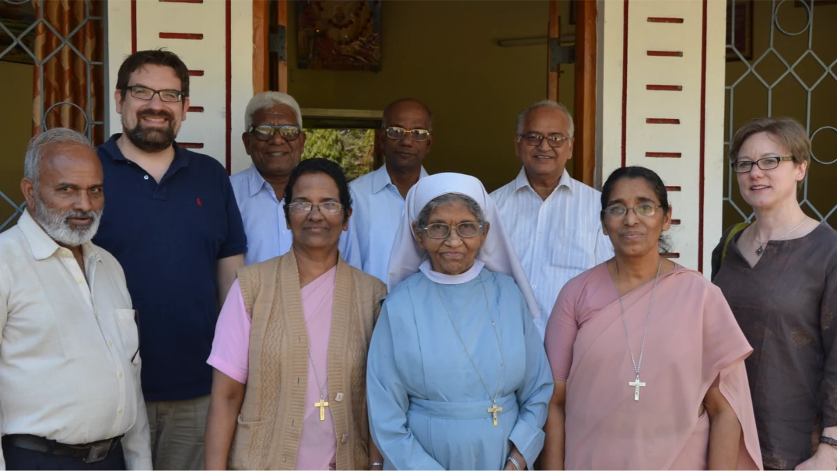 Das Bild zeigt neun Menschen, die in die Kamera schauen. Darunter (von links nach rechts) Tim Goydke und Carolin Goydke.